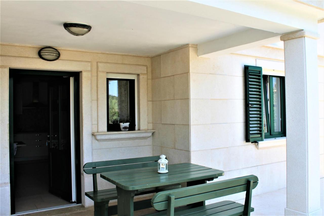 Apartmani Klaudija Валун Экстерьер фото