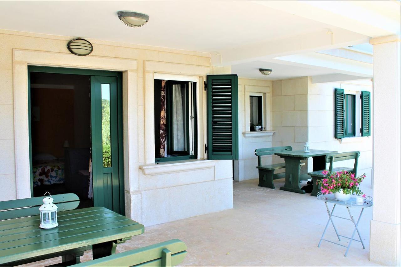 Apartmani Klaudija Валун Экстерьер фото